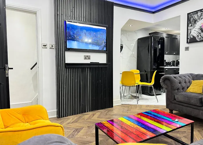 4 Bed 4 Bath House With Free Parking, 5 Mins To Lfc And 15 Mins To City Centre Liverpool