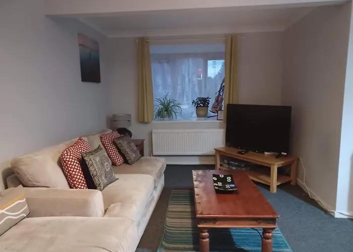 Fieldfare Green: Spacious 4-Bedroom House with Field Views Luton 