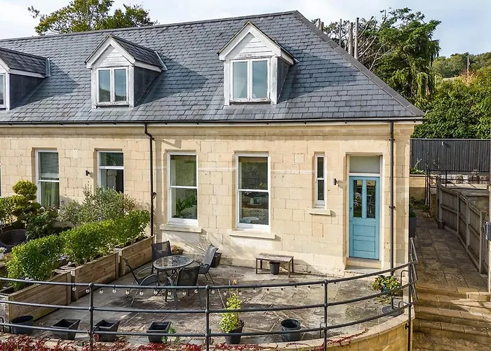 Spacious 2 Bedroom House With Stunning Views Bath
