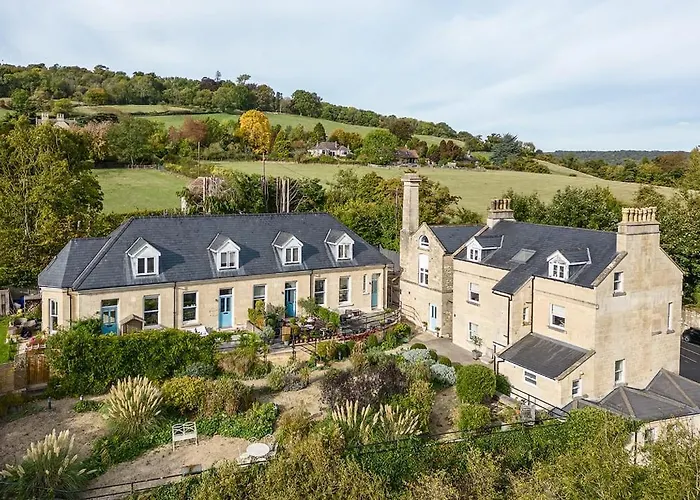 Spacious 2 Bedroom House With Stunning Views Bath
