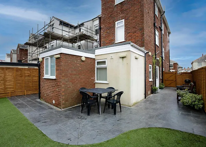 Arnside - Spacious 10-Bedroom Seaside Cottage With Hot Tub Blackpool