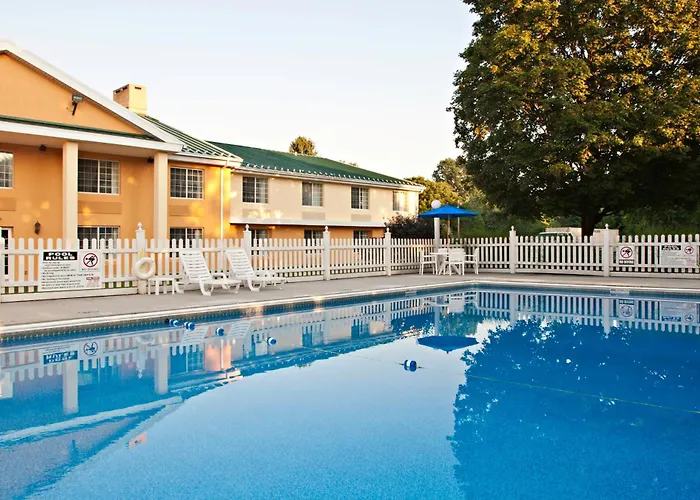 Baymont By Wyndham Harrisburg Hotel
