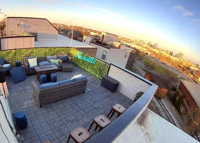 New And Luxurious Home By Downtown Nashville With Rooftop Deck!