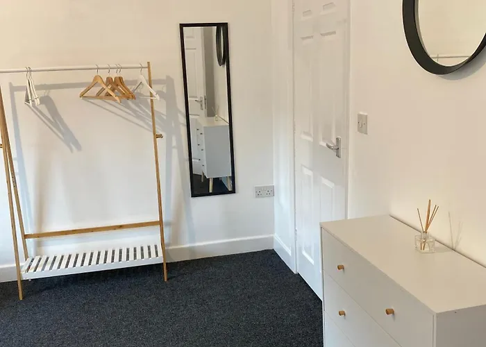 8 Bed 9 Bath Ensuite House With Hot Tub And Free Parking Sheffield
