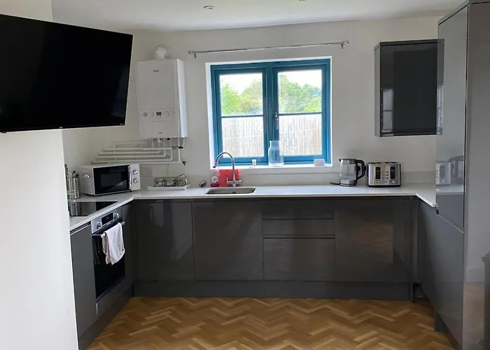 4 Bedroom Bungalow In Frampton Bristol