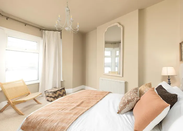 Luxury Townhouse In Cardiff City Centre, 5 Bedrooms, Up To 12 Guests