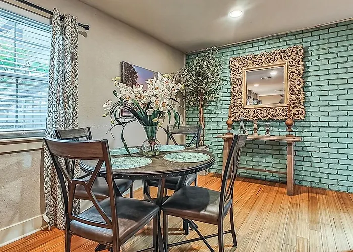 Quiet Plaza Two Bedroom 2 Bathroom Kansas City