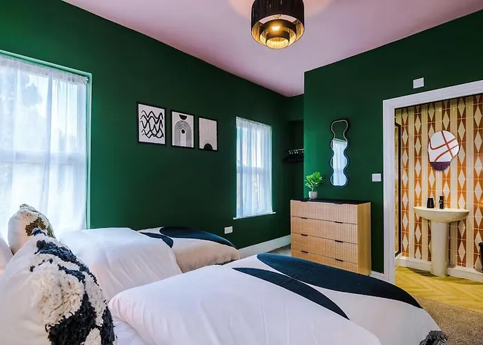 Modern 4-Bedroom In Manchester