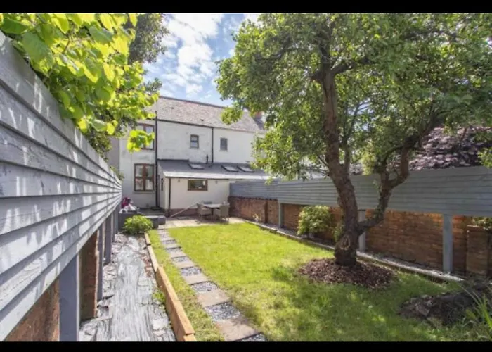 Laytonia Avenue Villa Cardiff