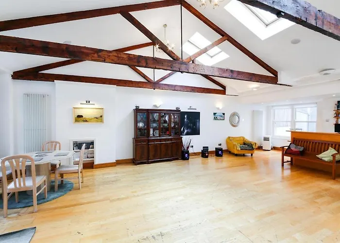 Specious Family 5-Bed Kensington House Sleeps 10 Villa London