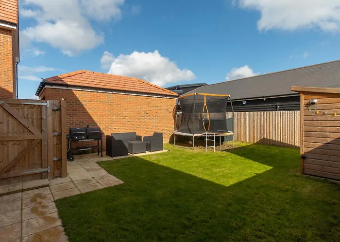 Modern Spacious 3 Bedroom House In Canterbury With En Suite And Free Parking Perfect For Contractors & Families