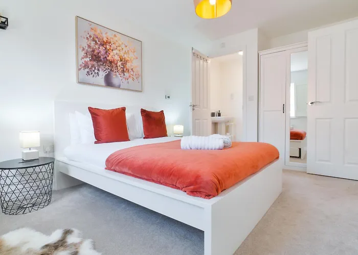 Modern Spacious 3 Bedroom House In Canterbury With En Suite And Free Parking Perfect For Contractors & Families
