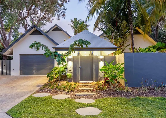 Sea Pavilion - Luxury Home Sleeps 12 Guests Port Douglas