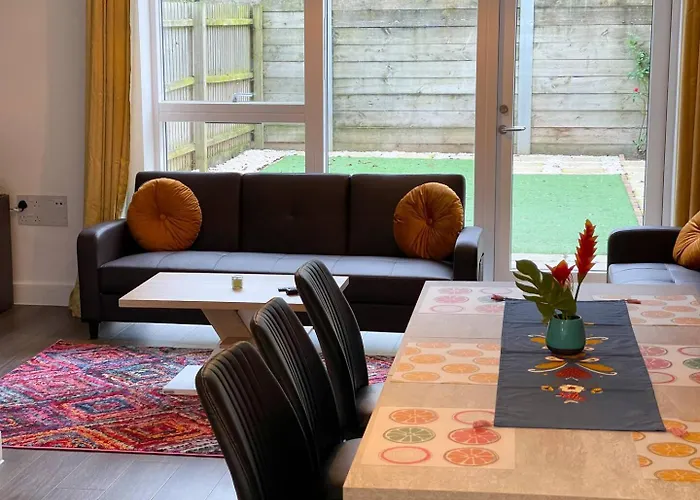 Central Luxury Peaceful Home With Driveway Parking - Cambridge Homehost