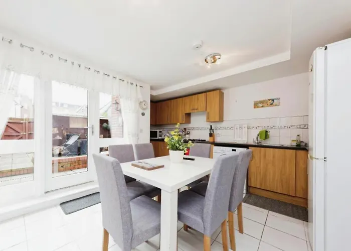 Beautiful Family Town Home With Private Parking Canterbury