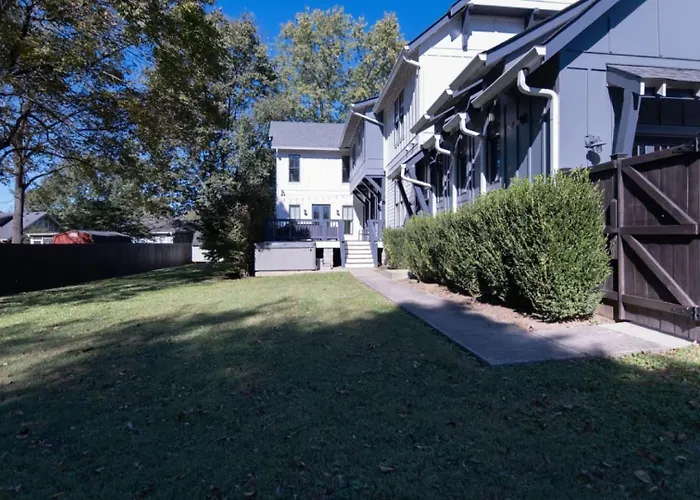 Large Grand East Nash 4Br Hot Tub Villa Nashville