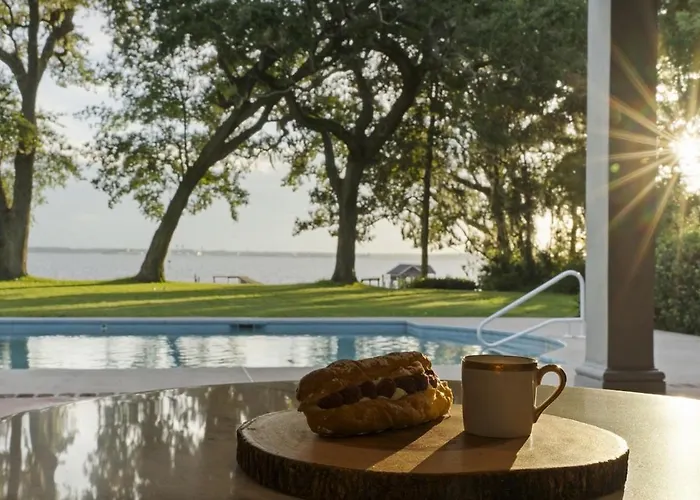 Three Oaks Manor Pool Riverfront Jacksonville