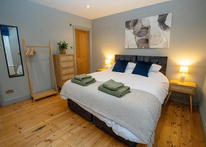 4 Bedroom Winchester Town House, Central, Parking