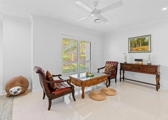 Burleigh Waters Pool Retreat - 4 Bedrooms Sleeps 8 Gold Coast
