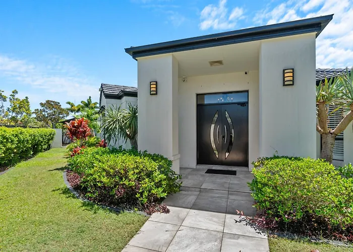 Burleigh Waters Pool Retreat - 4 Bedrooms Sleeps 8 Gold Coast