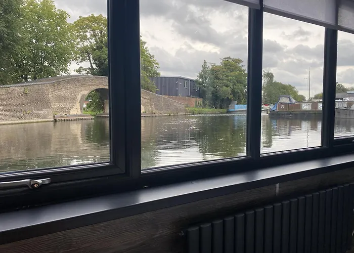 Canal Cottages Uxbridge