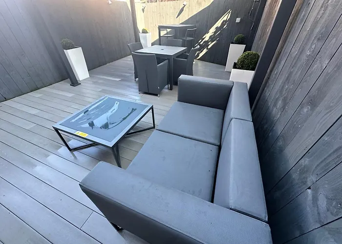 Sugar Reef: Modern Garden House with EV Charging near Whitby Beach