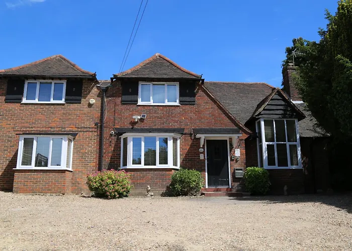 Debden Guest House Hillingdon