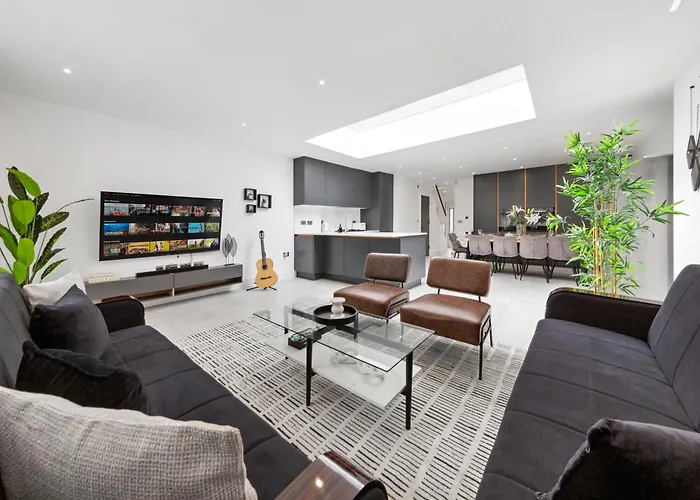 5Br Sleeps 11 Golf Course 2 Min Free Wifi & Parking Villa Luton 