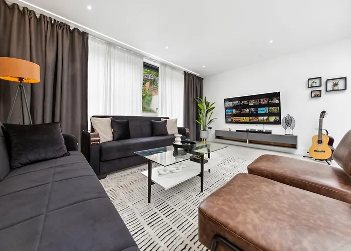 5Br Sleeps 11 Golf Course 2 Min Free Wifi & Parking Villa Luton 