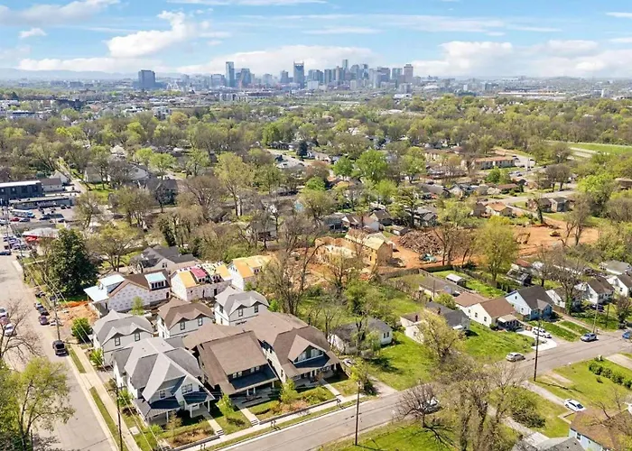 Stylish East Nash Retreat, Walk To Local Favorites, Sleep 10 With Smart Tvs, Workspace & Fast Wifi, Attached Garage & Full Kitchen, Walk To Mas Tacos, Drive 10 Min To Downtown Broadway, 24 Hr Hospitality Nashville