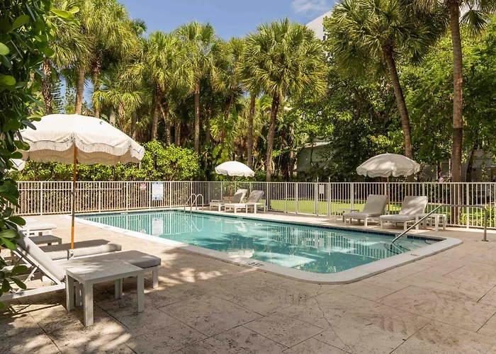 Miami River Inn By Renzzi