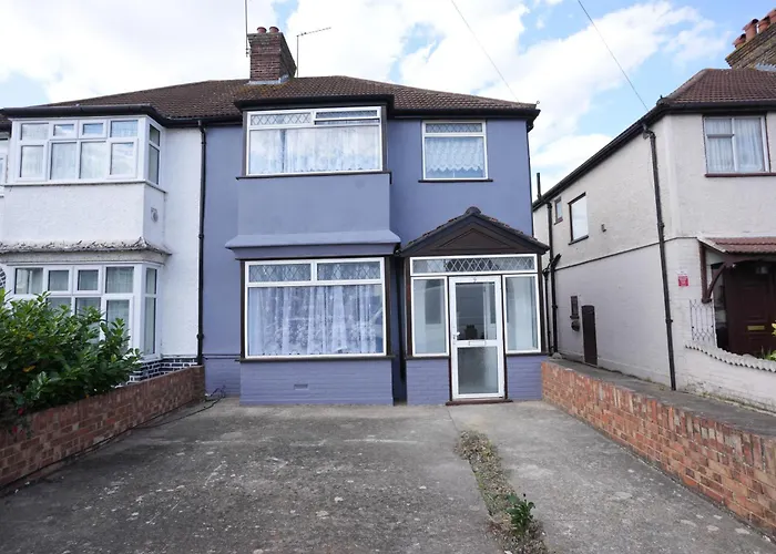 Westwick Gardens Retreat - 4 Bedroom House Hounslow