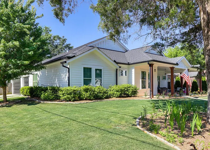 West Atl Home W/ Great Outdoor Space: 4 Mi To Dtwn Atlanta