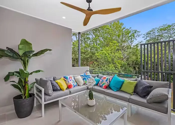 Park Avenue Luxe Chic Townhouse Sleeps 9, Carpark Villa Brisbane