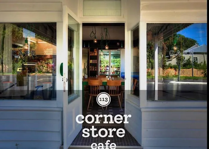 Park Avenue Luxe Chic Townhouse Sleeps 9, Carpark Villa Brisbane