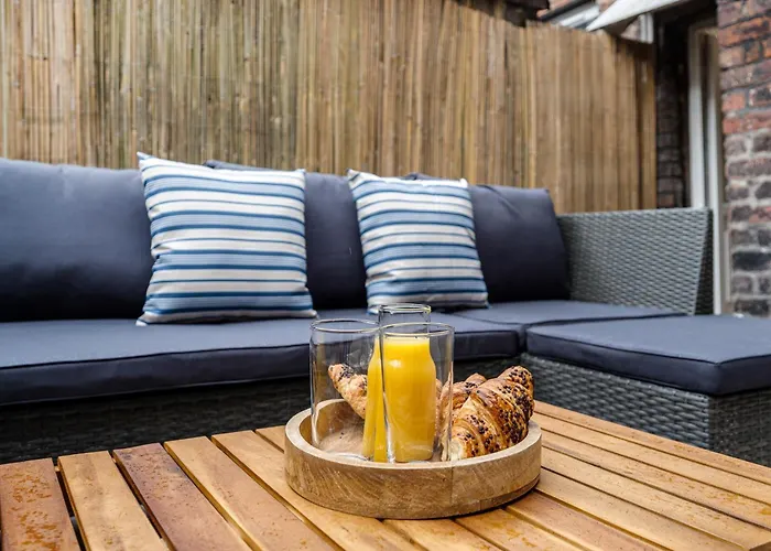 Onslow House - Air Host & Stay - 5 Bed, Sleeps 14 Liverpool