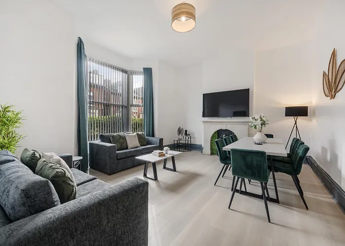 Onslow House - Air Host & Stay - 5 Bed, Sleeps 14 Liverpool
