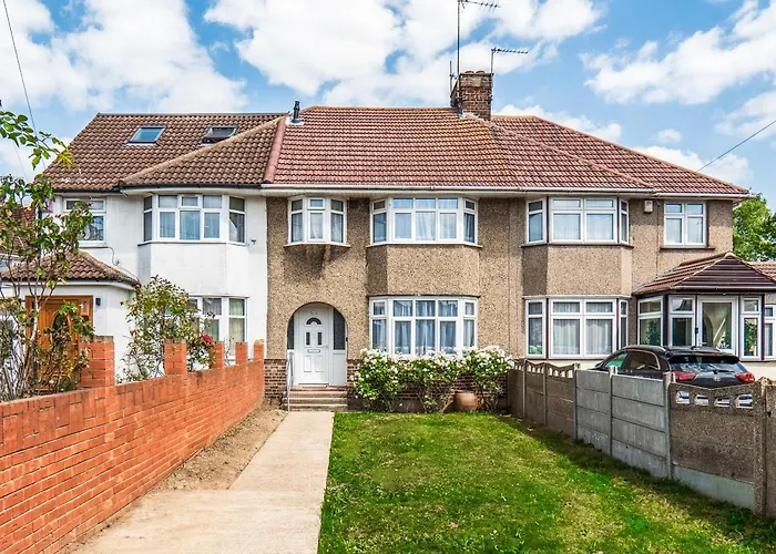 Family 4-Bed Wembley Stadium Home - Parking & Long Stays London