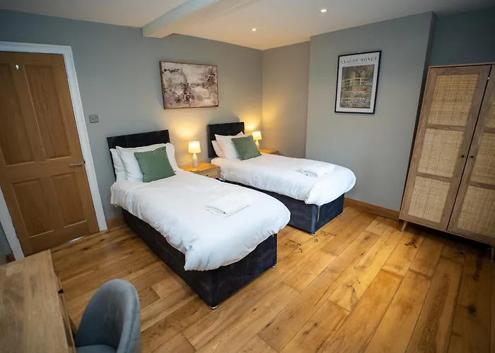 4 Bedroom Winchester Town House, Central, Parking