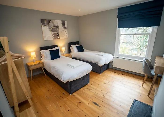 4 Bedroom Winchester Town House, Central, Parking