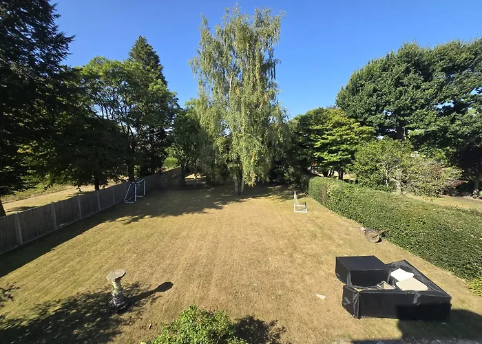 Spacious 6 Bedroom House, Luton