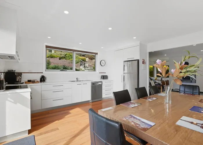 Large House Close To The City Tranquil Setting Hobart