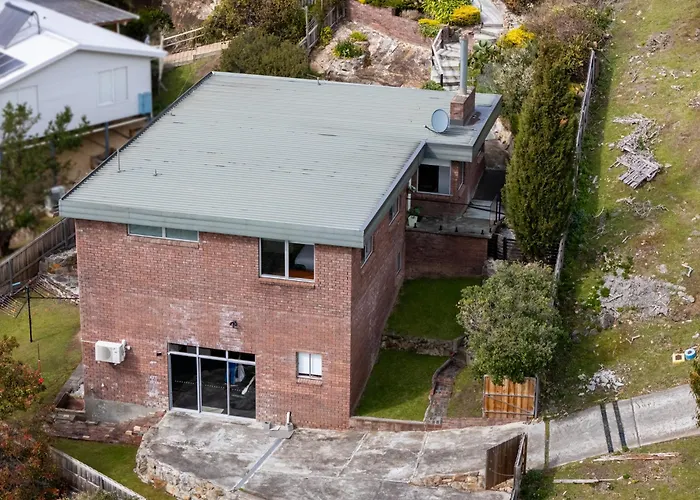 Large House Close To The City Tranquil Setting Hobart