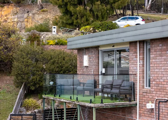 Large House Close To The City Tranquil Setting Hobart