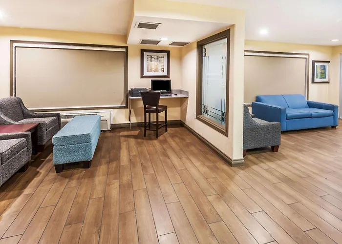 Super 8 By Wyndham Calgary/Airport Hotel