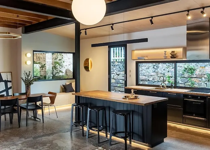 Luxury Historic Landmark Holdgates Cottage Brisbane