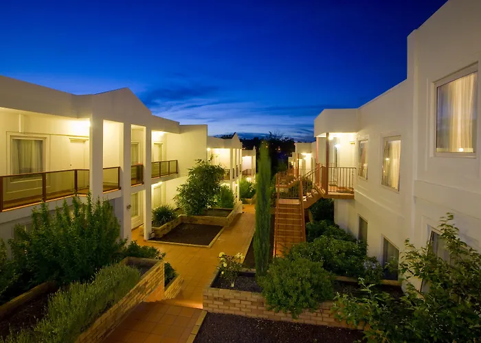 Hotels with Free ParkingHawthorn Gardens Serviced