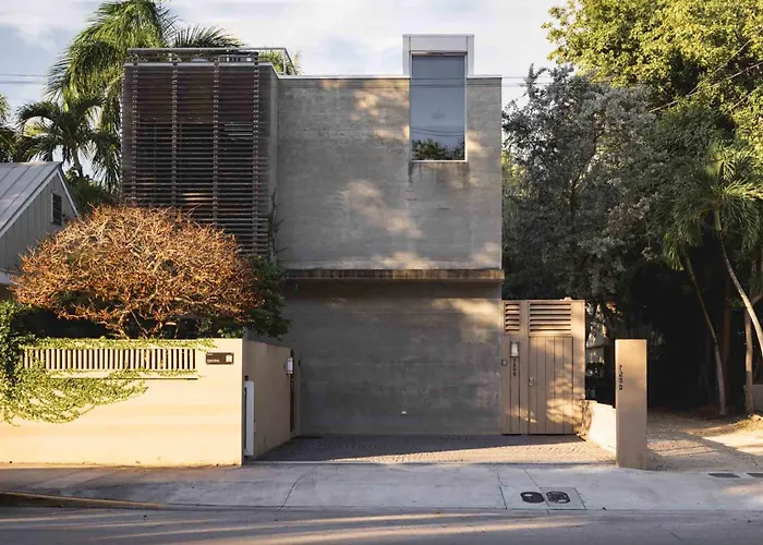 Contra House -Luxury Home With Pool Key West