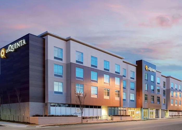 La Quinta Inn & Suites By Wyndham Kansas City Beacon Hill