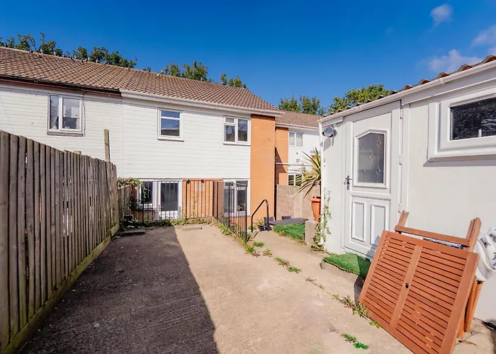 6 Bedroom House With Free Parking, Garden & Fast Wifi Cardiff
